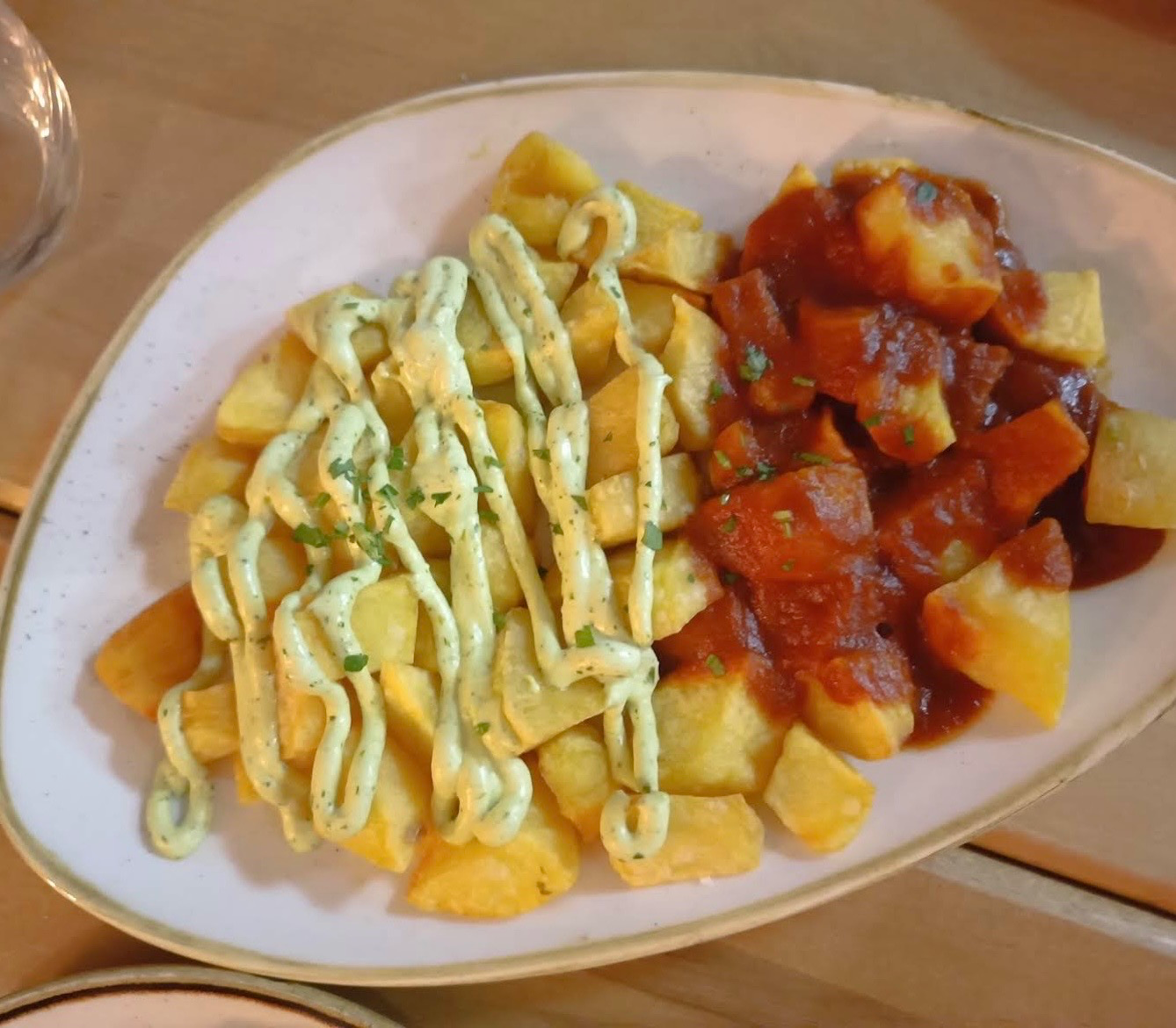 Foto de las bravas: A la Broaster - Restaurante asador